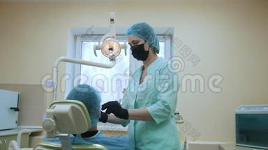 口腔医生和牙科办公室的病人，检查口腔